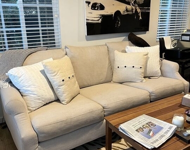 252 Hampton Drive - Photo Thumbnail 4