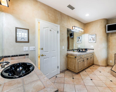 4063 Benedict Canyon Drive - Photo Thumbnail 47