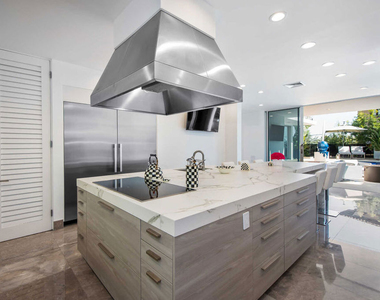 1250 Angelo Drive - Photo Thumbnail 10