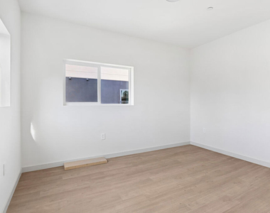 2521 S Orange Drive - Photo Thumbnail 6