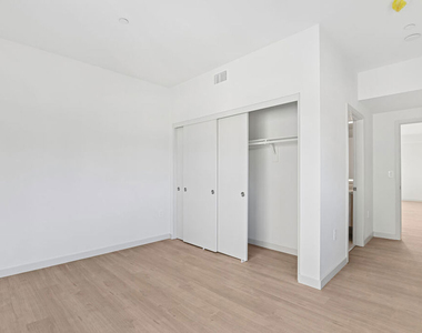 2521 S Orange Drive - Photo Thumbnail 8