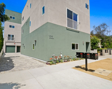 2521 S Orange Drive - Photo Thumbnail 18
