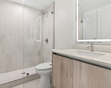 2521 S Orange Drive - Photo Thumbnail 5