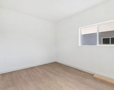 2521 S Orange Drive - Photo Thumbnail 4