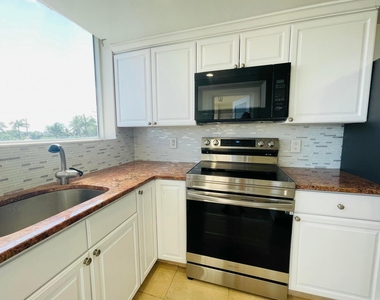 1237 Hillsboro Mile - Photo Thumbnail 52