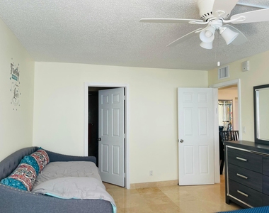 1237 Hillsboro Mile - Photo Thumbnail 33