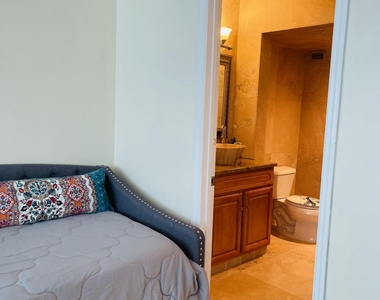 1237 Hillsboro Mile - Photo Thumbnail 35