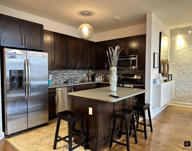 90 Bay Street Landing - Photo Thumbnail 2
