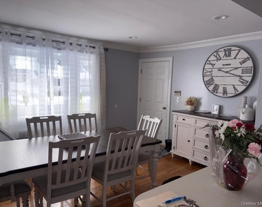223 Audley Court S - Photo Thumbnail 5