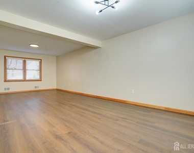 11 Lenox Street - Photo Thumbnail 8