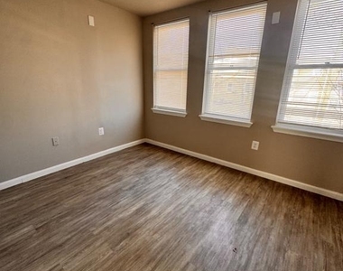 1020 Bennett Place - Photo Thumbnail 3