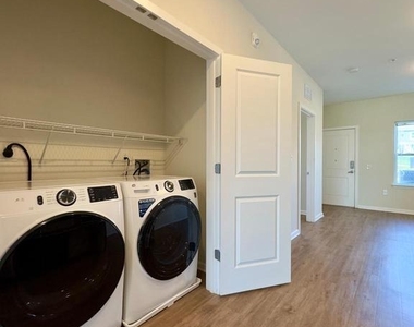 5902 Arizona Avenue - Photo Thumbnail 8