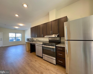 5902 Arizona Avenue - Photo Thumbnail 5