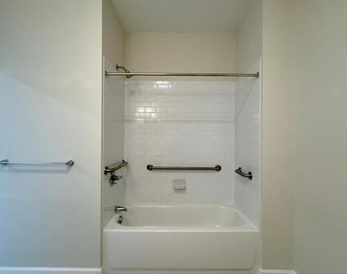 5902 Arizona Avenue - Photo Thumbnail 7