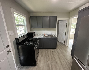 622 Scarbrough St - Photo Thumbnail 4