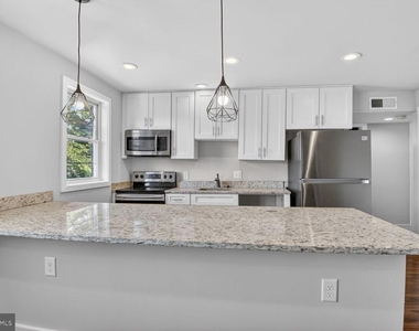 622 Eastern Avenue Ne - Photo Thumbnail 2