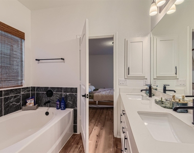 6521 Carriage Pines Dr - Photo Thumbnail 17