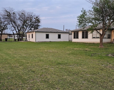 16 Brenda Ln - Photo Thumbnail 8