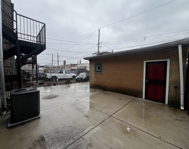735 N Hamlin Avenue - Photo Thumbnail 19