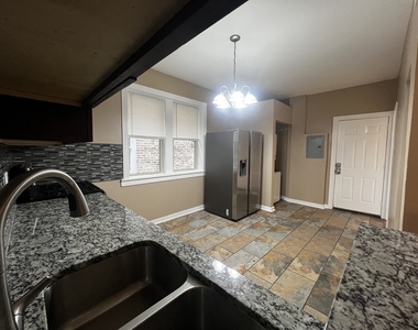 735 N Hamlin Avenue - Photo Thumbnail 13