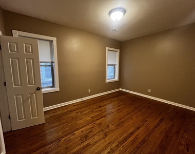 735 N Hamlin Avenue - Photo Thumbnail 5