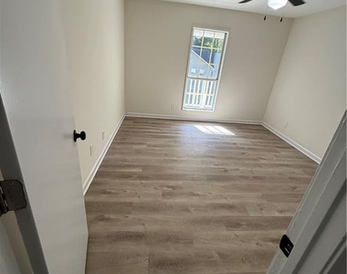 106 Sterling Court - Photo Thumbnail 10