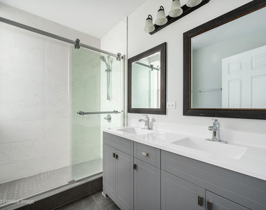 5134 N Oakley Avenue - Photo Thumbnail 7