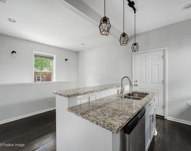 5134 N Oakley Avenue - Photo Thumbnail 2