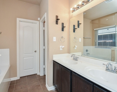 2403 Summers Glen Court - Photo Thumbnail 9