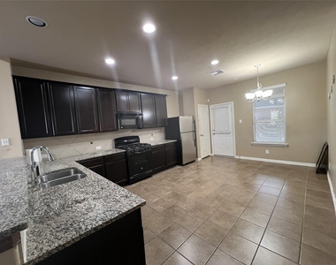 2403 Summers Glen Court - Photo Thumbnail 6