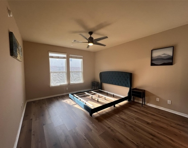 2403 Summers Glen Court - Photo Thumbnail 7