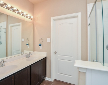 2403 Summers Glen Court - Photo Thumbnail 8