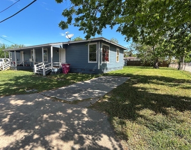 1102 W 10th Street - Photo Thumbnail 2