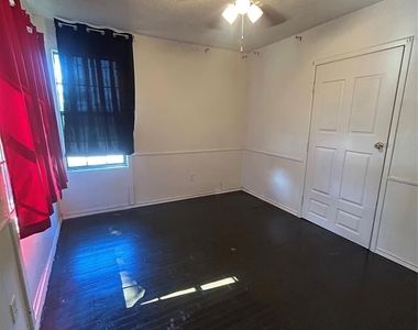 1102 W 10th Street - Photo Thumbnail 6