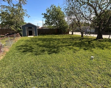 1102 W 10th Street - Photo Thumbnail 9