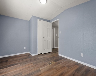 2222 N Austin Avenue - Photo Thumbnail 12