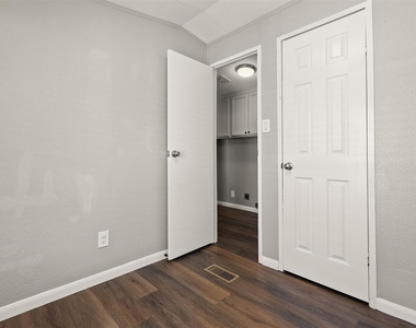 2222 N Austin Avenue - Photo Thumbnail 14