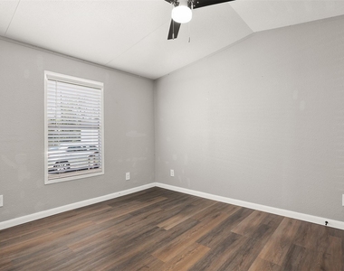 2222 N Austin Avenue - Photo Thumbnail 17