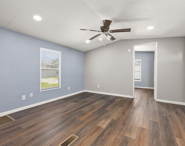 2222 N Austin Avenue - Photo Thumbnail 6