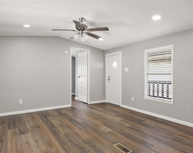 2222 N Austin Avenue - Photo Thumbnail 5