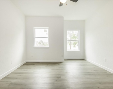 2305 Sakowitz Street - Photo Thumbnail 4