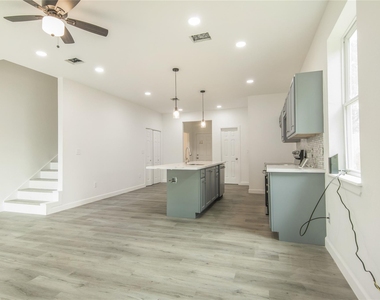 2305 Sakowitz Street - Photo Thumbnail 2
