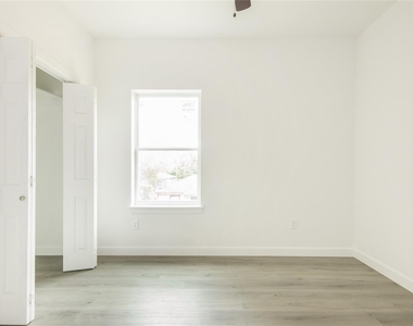 2305 Sakowitz Street - Photo Thumbnail 7