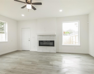 2305 Sakowitz Street - Photo Thumbnail 3