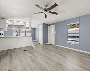 2222 N Austin Avenue - Photo Thumbnail 5