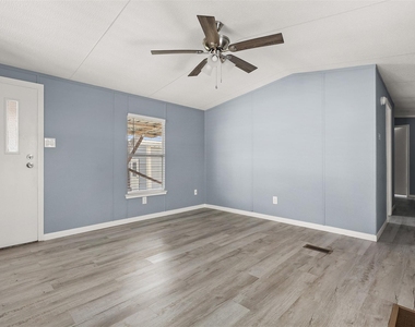 2222 N Austin Avenue - Photo Thumbnail 8