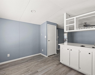 2222 N Austin Avenue - Photo Thumbnail 11