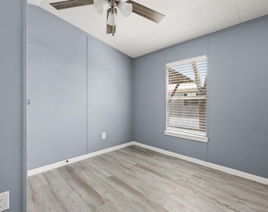 2222 N Austin Avenue - Photo Thumbnail 12
