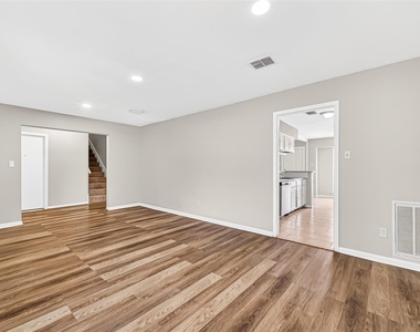 403 Mistywood Drive - Photo Thumbnail 5