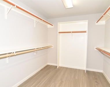 6807 Turtlewood Drive - Photo Thumbnail 15